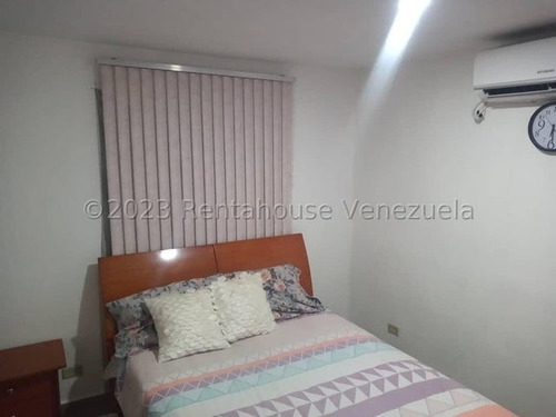 En Planta Baja Apartamento Amplio En Venta En Conj Res. La Cienaga Santa Rita Db 23-24060