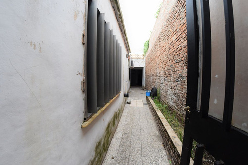 Venta! Casa Con Cochera En Barrio Azcuenaga!