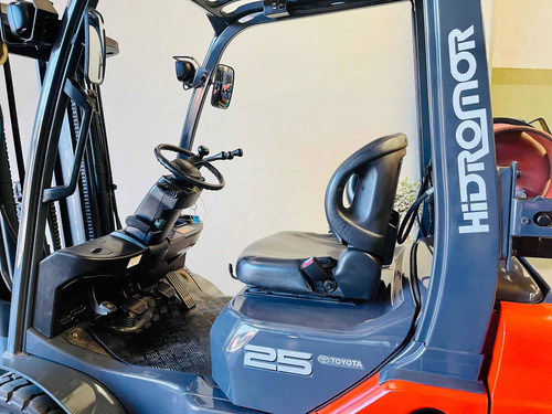 Autoelevador Toyota 2.5tn Triple/desplazador 2018