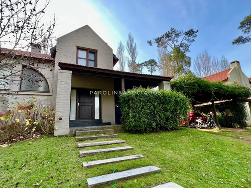 Casa En Venta De 2 Dormitorios En Barrio Privado Parque Pinares, Punta Del Este.