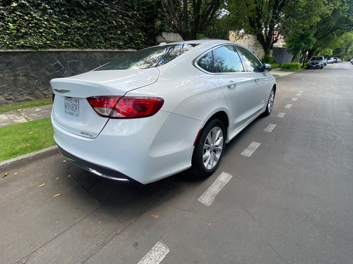 Imagen 2 de 12 de Chrysler 200