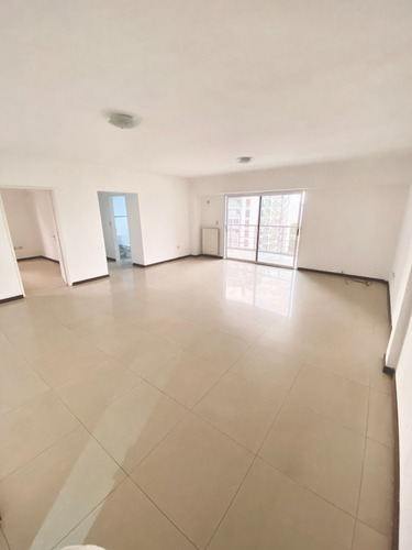 Oportunidad!! Venta Departamento Floresta, Enorme Semipiso 2 Amb. 82 M2 C/ Balcón, Posible Cochera, Pura Luz! Bajas Expensas