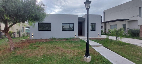 Hermosa Casa A Estrenar De 4 Ambientes En Barrio San Ramiro, Pilar Del Este