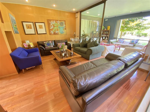 Casa En Venta De 5 Dorm. En Colina