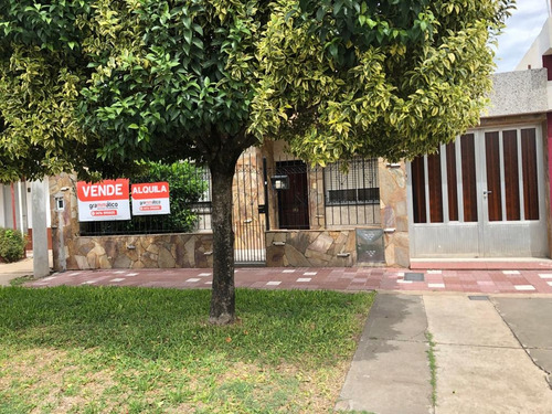 Venta Casa 2 Dormitorios San Lorenzo Con Cochera