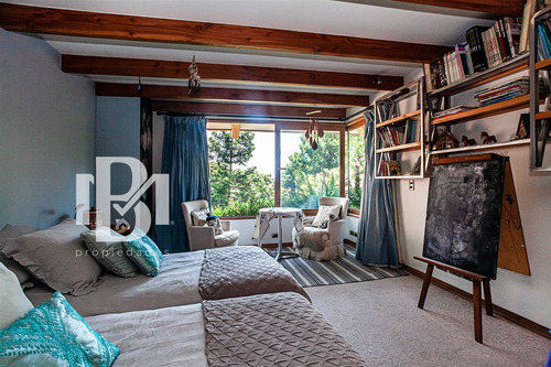 Casa En Venta En Condominio De 5 Dorm. En Las Condes