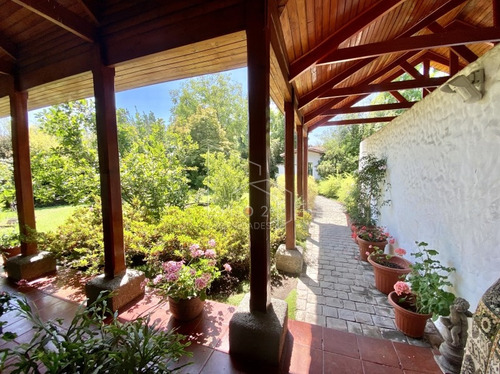 Sitio De 1600 M2, Una Casa Llena De Detalles Y Encanto