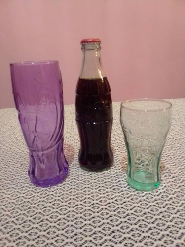 Botella Coca Cola Y Dos Vasos De Vidrio