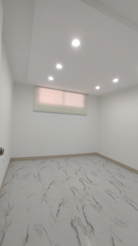Imagen 2 de 12 de Apartamento A Estrenar 72m2 Urb Colinas De La Tahona 2/2/2