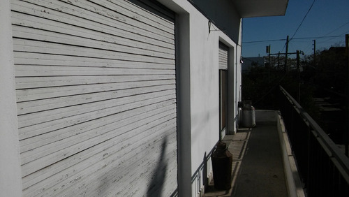 Casa Multifamiliar En 1 Piso 4 Amb Y Depto 2 Amb Con Local En Planta Baja 150 M2