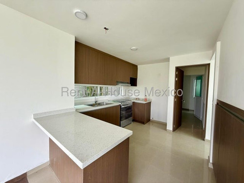 Santa Rosa Jauregui - Casa, Cuarto De Servicio, Sala De Tv, 3 Recámaras. Venta