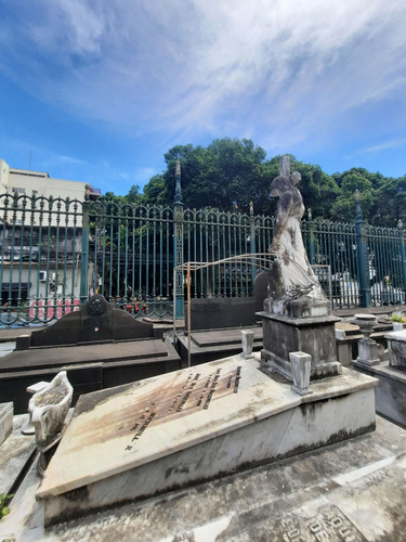 Vendo Jazigo Perpétuo No Cemitério São João Batista, Ótima Localização, Bela Escultura E Adornos