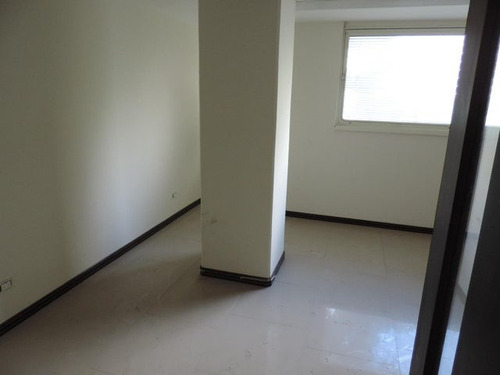 Edificio Ideal 24-18672 Para Funcionamiento De Clínica Y Oficinas En La Urbina