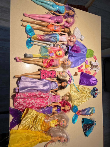 Imagen 7 de 10 de Lote De 11 Barbies Y Dos My Litle Pony Girls, Ropa Y Zapatos