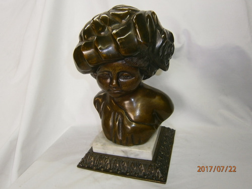 Bronce Rostro Niña Sombrero Rosa, Base En Mármol Y Bronce