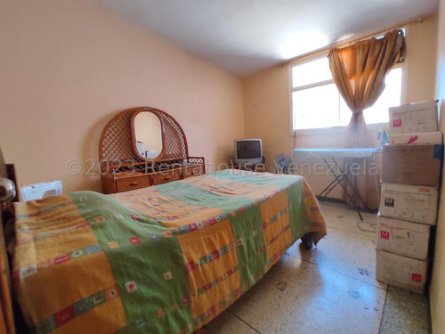 Casa En Venta En Maracay Urb Las Delicias Santa Rita Rah 25-10984 Meglisf