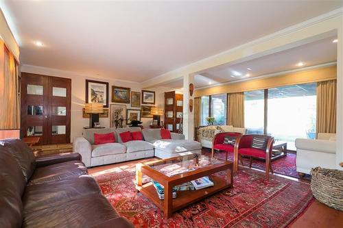 Casa En Venta De 5 Dorm. En Las Condes