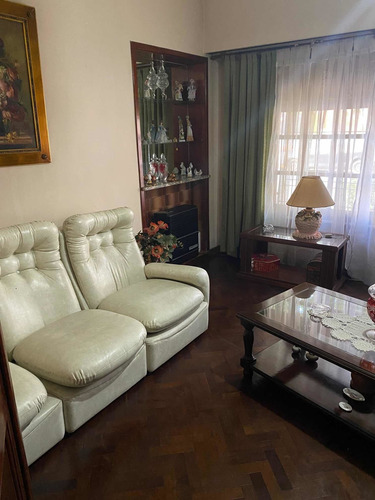 Casa En Banfield Oeste, Excelente Ubicación.