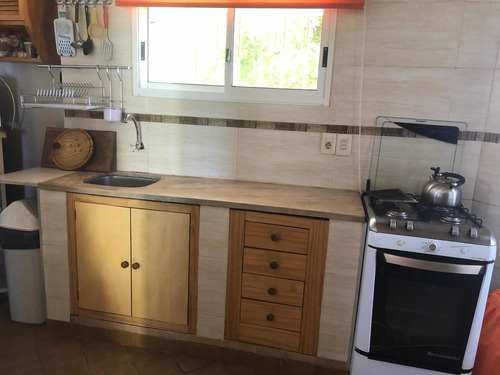 Imagen 19 de 22 de En Piriápolis, A Una Cuadra De La Playa Casa De 3 Dormitorios Y Barbacoa En El Fondo