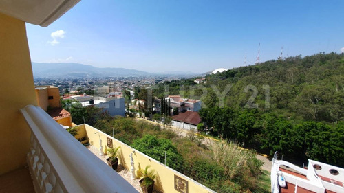 Exclusiva Propiedad Con Vista Panorámica, Ubicada En Fraccionamiento Privado