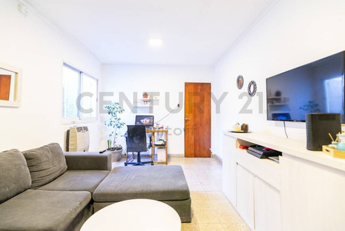 Imagen 3 de 19 de Departamento En Venta De 2 Dormtorios Con Patio En La Plata