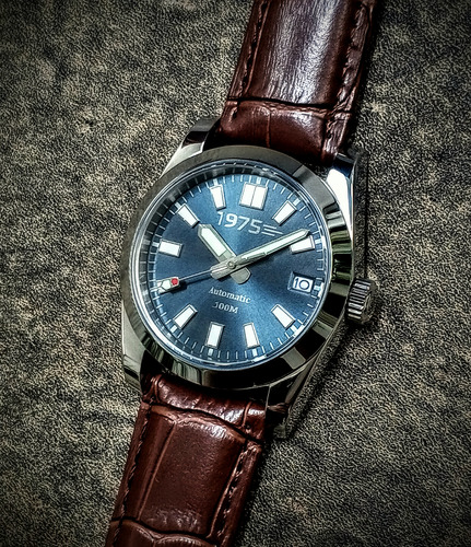 Relógio Automático 1975 Watches Modelo Classic Ocean Date Prateada/ Azul/ Marrom Prateado Azul Sunburst