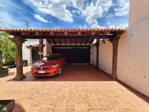 Casa Colonial En El Corazón De Juriquilla 5 Recámaras Completas, Una En Planta Baja Alberca Propia Am