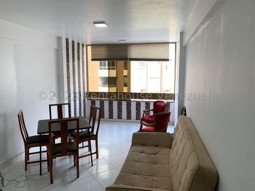 Alquiler De Comodo Apartamento, En Los Palos Grandes, 1 H, 1 B, 1 P. Lan