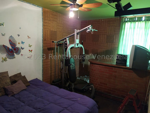 Santa Mónica !! Casa Comercial A Pie De Calle, 300 M2 Terreno, 600 M2 Construcción, 3 Baños, 6 Pe, 3 Locales Comerciales, Área Residencial 4 Hab, 3 Baños, Sala, Cocina Y Comedor. Excelente Ubicación!!
