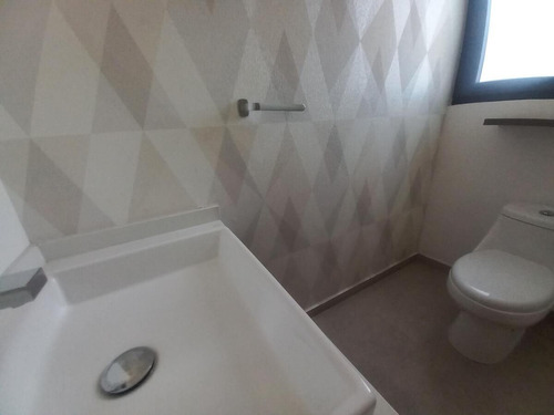 Casa En Venta En El Refugio, 3 Recámaras, 2.5 Baños, Alberca, 2 Autos, Lujo!