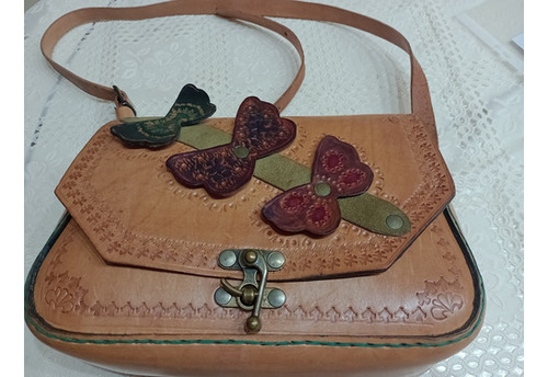 Cartera De Cuero Artesanal Con Apliques En Cuero Repujado. 