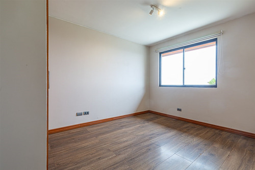 Casa En Venta De 5 Dorm. En Las Condes