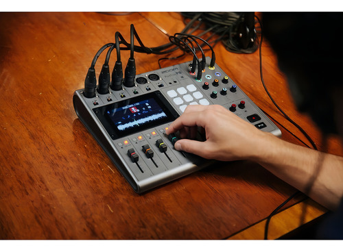 Gravador de podcast multifaixa portátil Zoom Podtrak P8 - cinza
