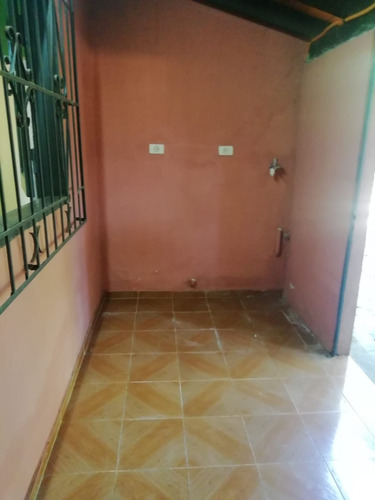 Imagen 5 de 20 de Alquilo Casa En Luque-laurelty Sobre Ruta Principal