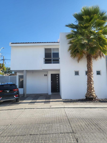 Casa En Venta En Balcones De Vista Real, Privada Con Alberca