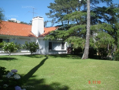 Casa En Cantegril Punta Del Este + Venta- Ref: 24792