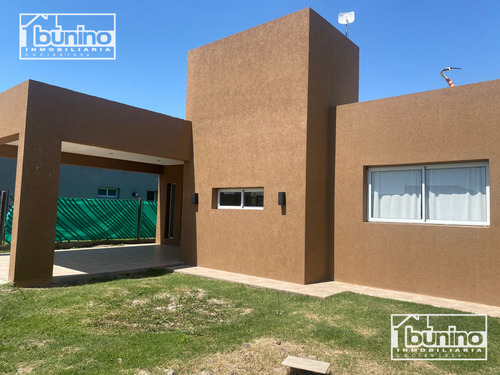 Casa En Venta 2 Dormitorios, Piscina Y Cochera - Funes Norte