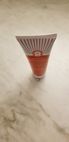 First Aid Beauty Skin Rescue Deep Cleanser (no Trae Caja)