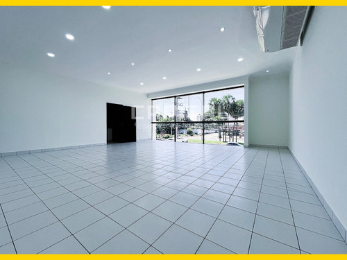 Sobre Av Banzer Inmueble Comercial Con Showroom, Oficinas, Almacén Y Depósitos