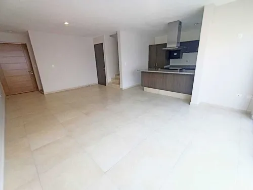 Casa En Venta En El Refugio, 3 Recámaras, 2.5 Baños, Alberca, Seguridad, Lujo!