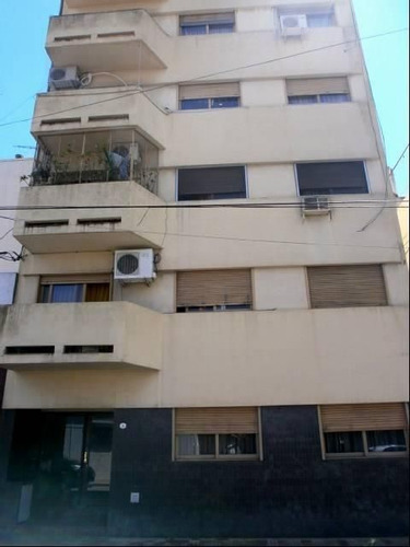 Depto. 3 Amb., Frente, Zona Residencial, A Mts. Av.mitre Y M