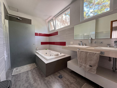 Casa 5 Ambientes Estilo Moderno - Parque Leloir