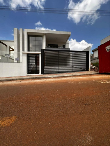 Casa Ideal Para Sua Família! A 10 Minutos Do Centro De Chapecó, Com Ótimo Acabamento, Ambientes Amplos E Prontos Para Receber Você Com Todo O Conforto.