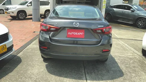 Mazda 2 Touring Sedan 2020