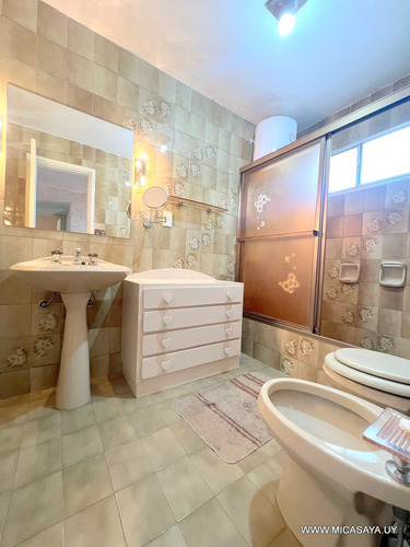 Venta Hermosa Casa Malvin, Padròn Unico , 3 Dormitorios, 3 Baños, Patio, Jardin, Garaje, Barbacoa