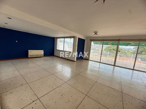 Venta Casa De Un Nivel. Terraza Con Vista Privilegiada. Urbanización Caurimare.