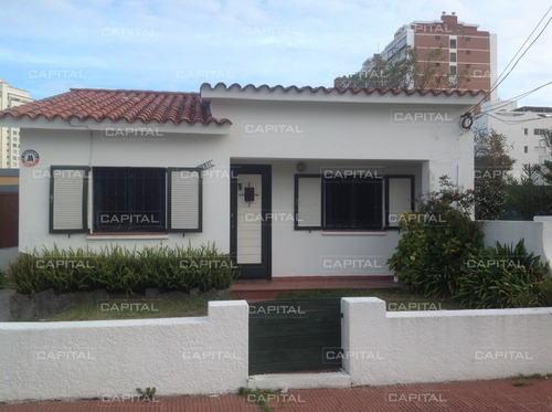 Venta De Casa A Una Cuadra De Playa Mansa Y A Metros De La Península De Punta Del Este- Ref: 25166
