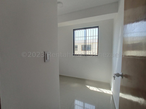 Moderno Apartamento En Venta Concepto Amerciano Remodelado Conjunto Privado Las Carolinas Turmero Vigilancia Pozo Estef 24-3492