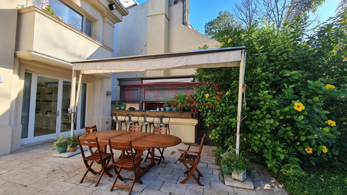 Residencia De Estilo Frances En Zona Privilegiada.