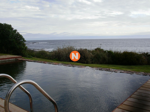 Casa En Venta Sobre El Mar, Con Vista Al Mar En Venta José Ignacio, 5 Dormitorios.- Ref: 205684